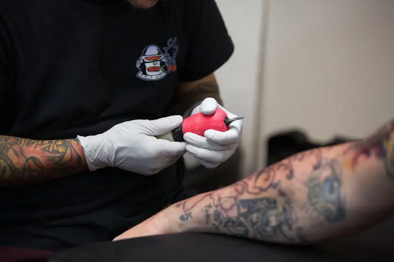 Close up of a sterile, premium tattoo machine used by Thu Vo Le